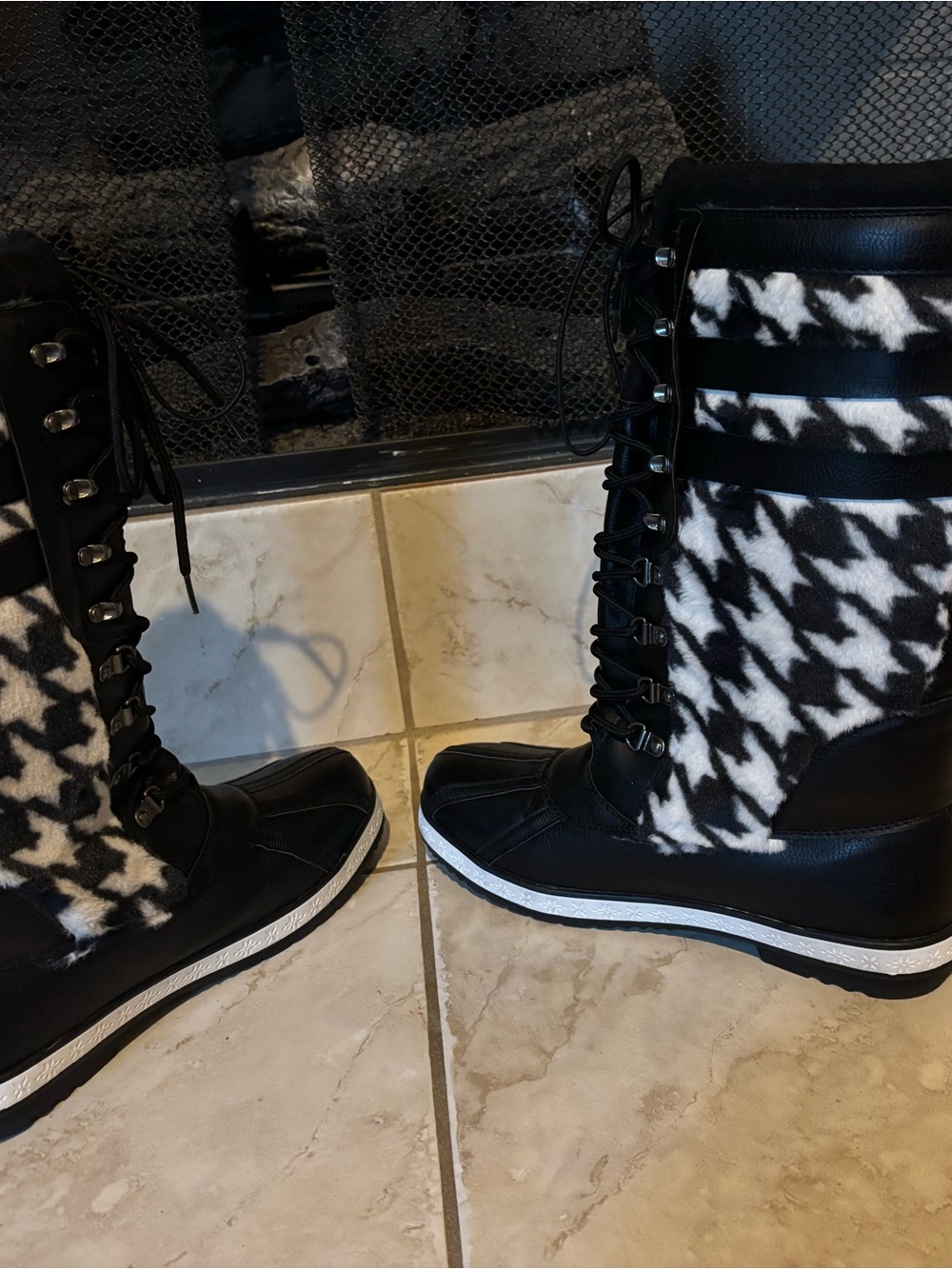 Shoe Dazzle Black & White Houndstooth Lace-Up Winter Boots